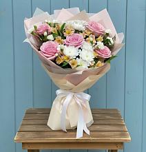 Букет цветов из:  Гвоздики, Орхидеи и Розы в Михайловском