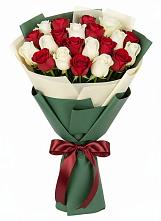 Букет Микс из красных и белых роз в Михайловском