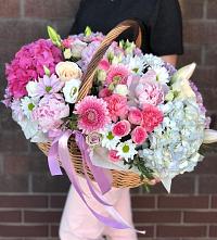 Композиция солнечный день в Михайловском Цветочная композиция из Розы, Хризантемы, Пионы и Лизиантусы в корзине в Михайловском