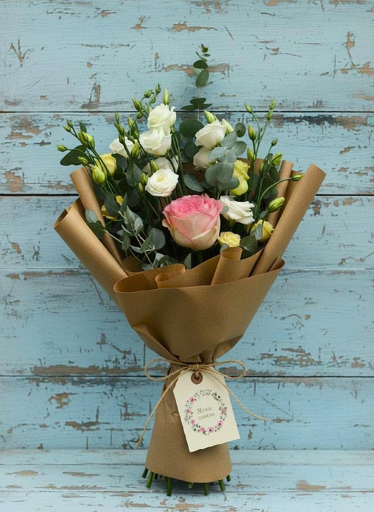 Букет цветов из: Розы и Лизиантусы в Михайловском