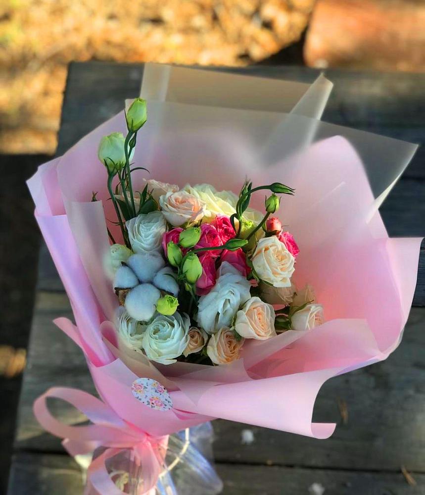 Букет цветов из: Розы и Лизиантусы в Михайловском