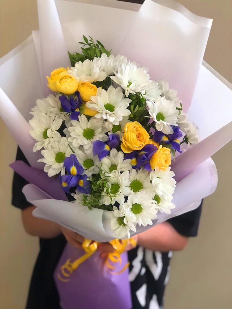 Букет цветов из: Ирисы, Хризантемы и Розы в Михайловском