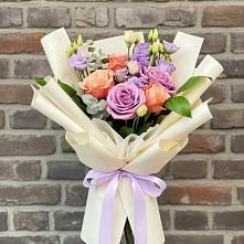 Букет цветов из:  Лизиантусы и Розы в Михайловском