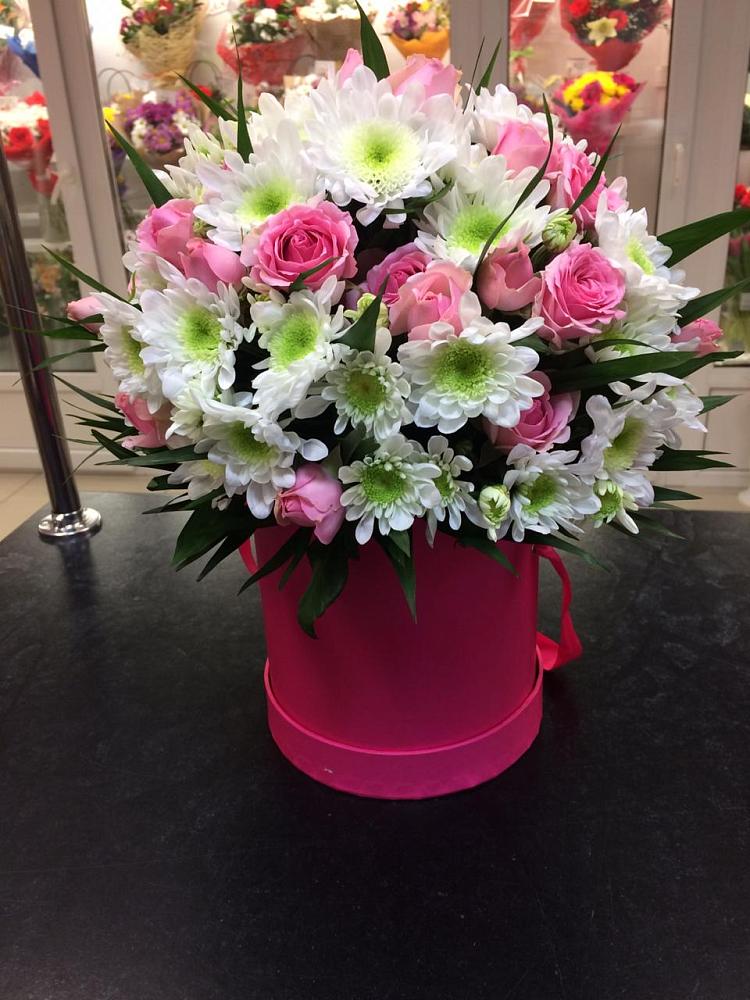 Цветочная композиция из Розы и Хризантемы в шляпной коробке в Михайловском