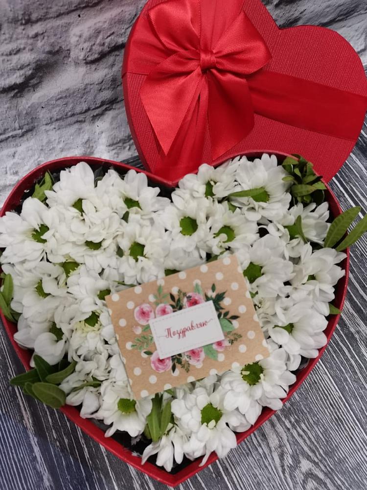 Цветочная композиция из Хризантемы в виде сердца в Михайловском