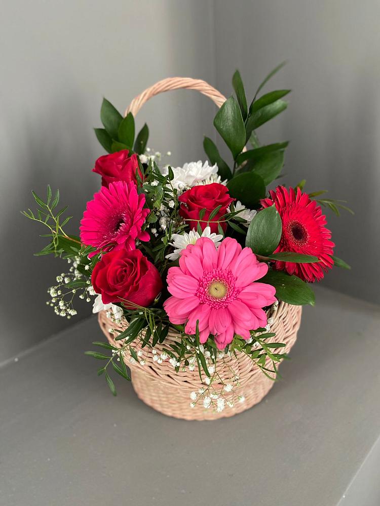 Цветочная композиция из Розы, Хризантемы и Герберы в корзине в Михайловском