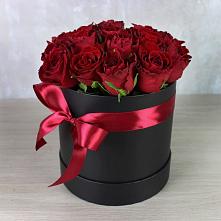 Цветочная композиция из Розы в шляпной коробке в Михайловском