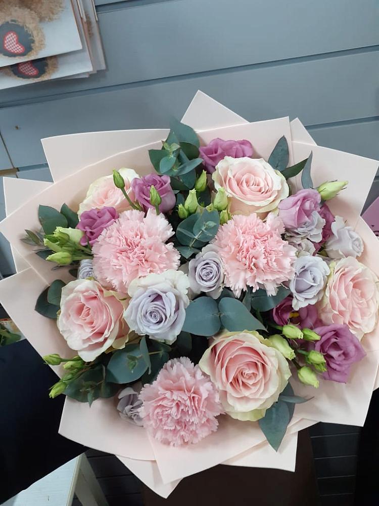 Букет цветов из: Розы, Гвоздики и Лизиантусы в Михайловском