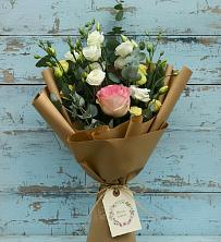 Букет цветов из:  Розы и Лизиантусы в Михайловском