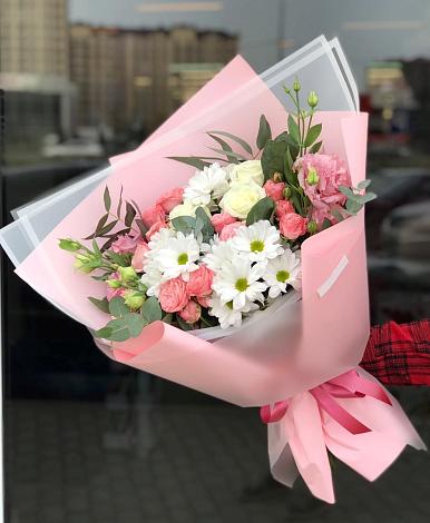 Букет цветов из: Розы, Лизиантусы и Хризантемы в Михайловском