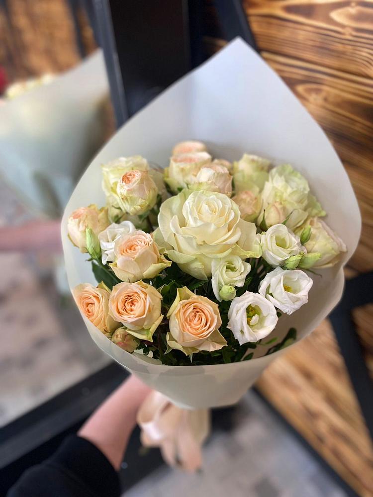 Букет цветов из: Розы и Лизиантусы в Михайловском